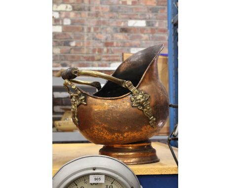 A LARGE VINTAGE COPPER COAL SCUTTLE WITH BRASS HANDLE AND DECORATION 