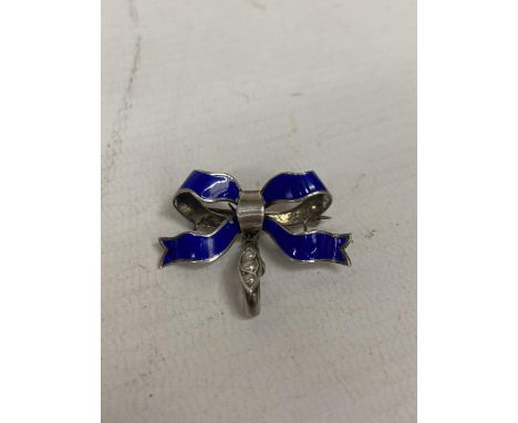 A SILVER BLUE ENAMEL AND PEARL PENDANT/BROOCH IN A PRESENTATION BOX 