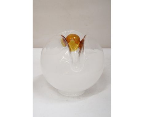 A MURANO STYLE OPULINE ART GLASS GLOBE SHAPED LAMP SHADE WITH CENTRE AMBER ACCENTS - APPROX 25 CM 