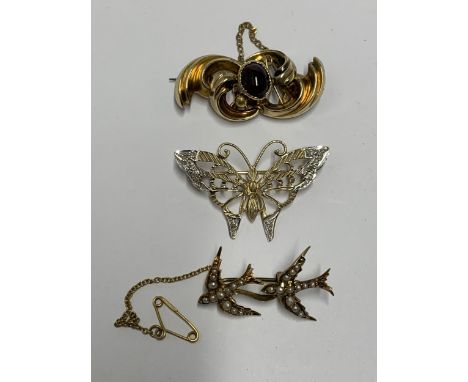 THREE SMALL VINTAGE BROOCHES 