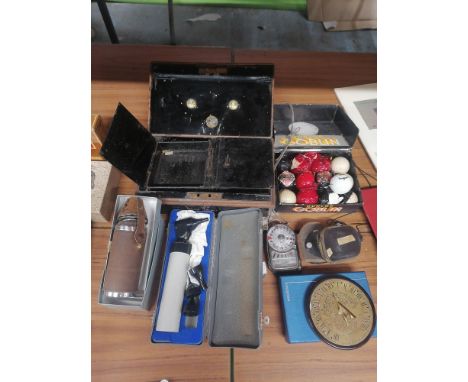 A MIXED LOT TO INCLUDE A BOX OF VINTAGE DUNLOP 'GOBLIN' GOLF BALLS, AN OTOSCOPE, SMALL LEATHER CASED FLASK WITH STAINLESS STE