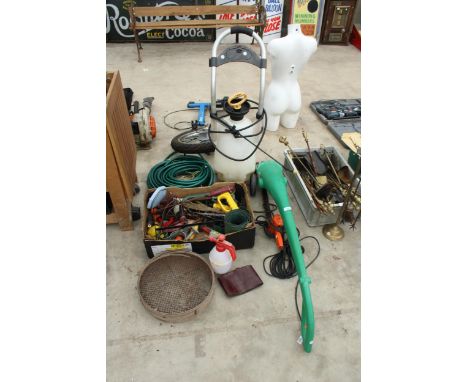 A COLLECTION OF GARDEN ITEMS TO INCLUDE A SPRAYER, AN ELECTRIC ROTAVATOR AND TOOLS ETC 