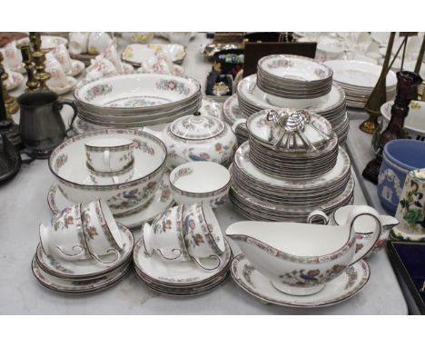 A LARGE QUANTITY OF WEDGWOOD KUTANI CRANE TO INCLUDE DINNER PLATES, SERVING BOWLS, CUPS, SAUCERS, SIDE PLATES, TEAPOT, DISHES