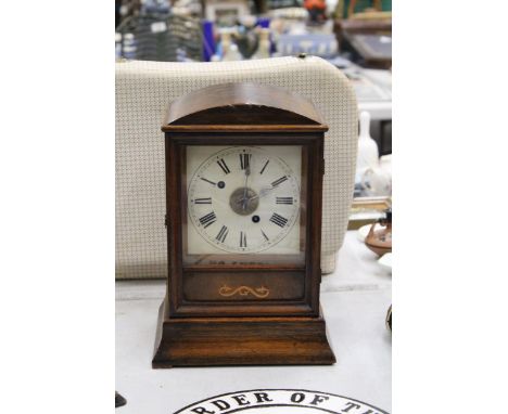 A GEORGIAN WOODEN MANTLE CLOCK WITH KEY AND PENDULUM 