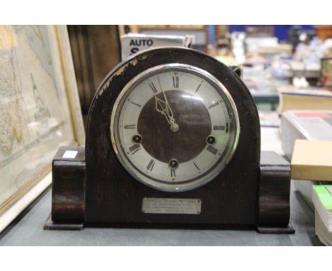 A VINTAGE MAHOGANY CASED SMITH'S MANTLE CLOCK WITH AN INSCRIBED PLAQUE TO THE FRONT 