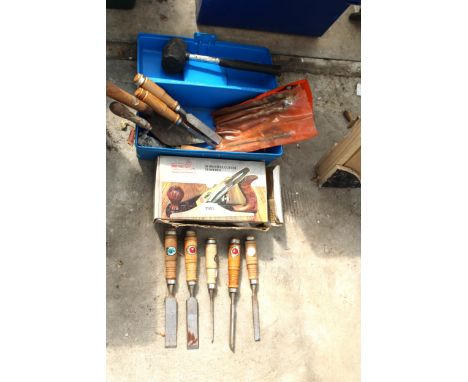 AN ASSORTMENT OF TOOLS TO INCLUDE CHISELS AND A WOOD PLANE ETC 