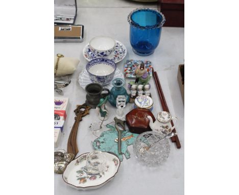 A MIXED LOT TO INCLUDE VINTAGE CUPS AND SAUCERS, SWAROVSKI STYLE ANIMALS, A CRUMMIES PILL BOX, WEDGWOOD KUTANI CRANE, ETC 