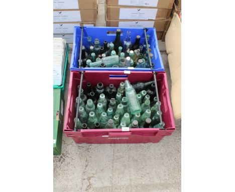 A LARGE QUNATITY OF VINTAGE GLASS BOTTLES, SOME BEARING NAMES 