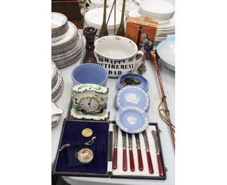A MIXED LOT OF COLLECTABLES TO INCLUDE WEDGWOOD JASPERWARE, MASON'S CHARTREUSE MANTLE CLOCK, PORTMERION POTTY, COMMEMORATIVE 