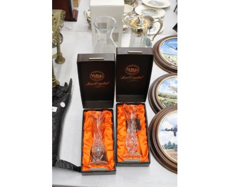 A QUANTITY OF GLASSWARE TO INCLUDE TWO BOXED WEBB LEAD CRYSTAL VASES, A CLARET JUG AND AN LSA WATER CARAFE 