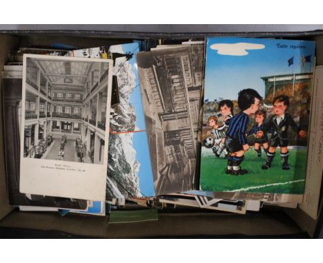 A COLLECTION OF VINTAGE POSTCARDS 