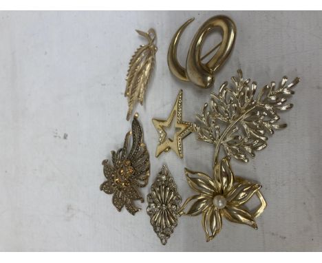 SEVEN VINTAGE GOLD TONE BROOCHES 