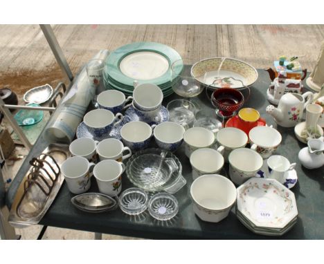 AN ASSORTMENT OF VARIOUS CERAMICS TO INCLUDE CUPS AND SAUCERS, GLASSES AND PLATES ETC 
