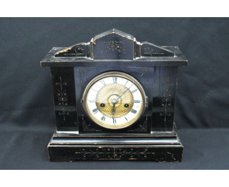 A DECORATIVE WOODEN CHIMING MANTLE CLOCK 