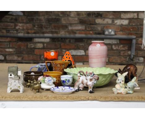 A MIXED LOT TO INCLUDE THREE MINIATURE BRASS DUCKS, A CARLTON WARE BOWL, A PORTMEIRION BOWL AND JUG ETC 