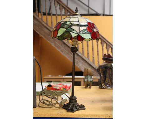 A TALL TIFFANY STYLE DESK LAMP - WORKING AT TIME OF CATALOGUING NO WARRANTY GIVEN 