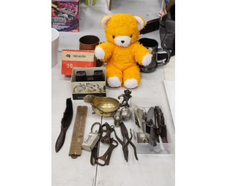 A MIXED VINTAGE LOT TO INCLUDE A COPPER TANKARD, A TEDDY BEAR, 3-D VIEWMASTER, FLATWARE, TOOLS, ETC 