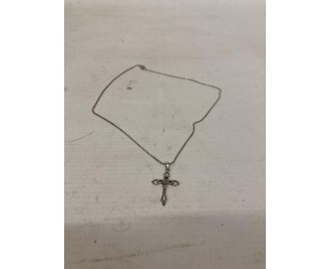 A VINTAGE 925 SILVER MARCASITE CROSS AND CHAIN 