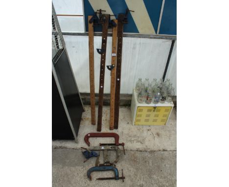 AN ASSORTMENT OF CLAMPS TO INCLUDE FOUR SASH CLAMPS AND TWO G CLAMPS ETC 