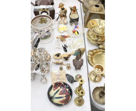 A MIXED LOT TO INCLUDE A GOEBEL FIGURE, MURANO STYLE SWEETS, GLASS ANIMALS, FIGURES, ETC 