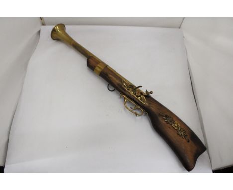 A WOOD AND BRASS MODEL OF A BLUNDERBUS GUN 