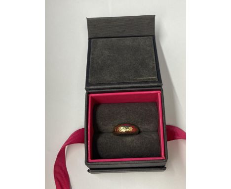 A MARKED SILVER GILT RING SIZE K IN A PRESENTATION BOX 