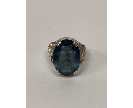 A VINTAGE 925 SILVER AND TOPAZ RING - SIZE Q 