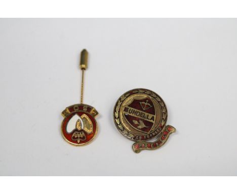 TWO ENAMEL BADGES TO INCLUDE A MARKED SILVER GILT PIN BADGE 