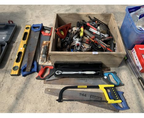 AN ASSORTMENT OF TOOLS TO INCLUDE CHISELS, SCREW DRIVERS AND SAWS ETC 