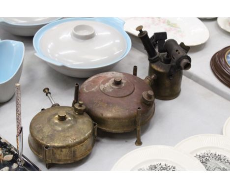 A BRASS OPTIMUS PARAFFIN STOVE TOGETHER WITH A SWEA  SWEDEN NO. 106 CAMPING STOVE AND VINTAGE BLOW LAMP 