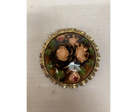 A VINTAGE 1930'S FLORAL ENAMEL BROOCH 