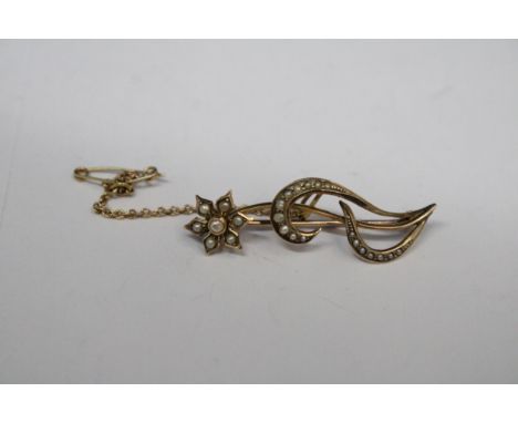 A VINTAGE 9 CARAT GOLD PIN BROOCH WITH FLOWER AND LEAF DECORATION IN SEED PEARLS AND A SAFETY CHAIN GROSS WEIGHT 2.93 GRAMS 