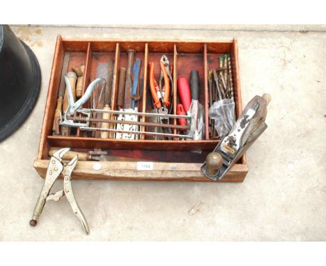 AN ASSORTMENT OF TOOLS TO INCLUDE PLIERS AND FILES ETC 
