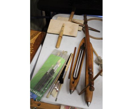 A CRAFT LOT TO INCLUDE TAPESTRY FRAME AND PRINTED AIDA, TWO LOOM SHUTTLES, A COLLECTION OF PAINT BRUSHES, TWO CARDING BRUSHES