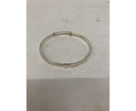 A STAMPED 925 SILVER BANGLE - GROSS WEIGHT 10.57 