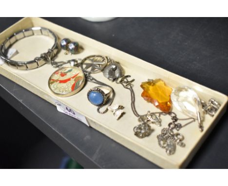 A small lot of costume jewellery, to include silver tone bracelet, vintage enamelled brooch etc.