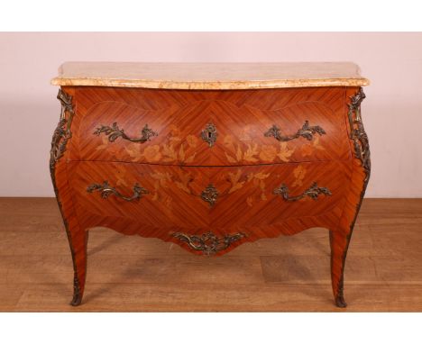 Frankrijk, rozenhouten commode in Louis XV-stijl, ca. 1900, met marmeren blad. In het gebombeerde front twee laden. Het gehee