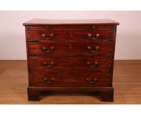Engeland, mahoniehouten commode, ca. 1800, met vier laden en uittrekbaar schrijfblad br. 92, h. 83, d. 53 cm [1]