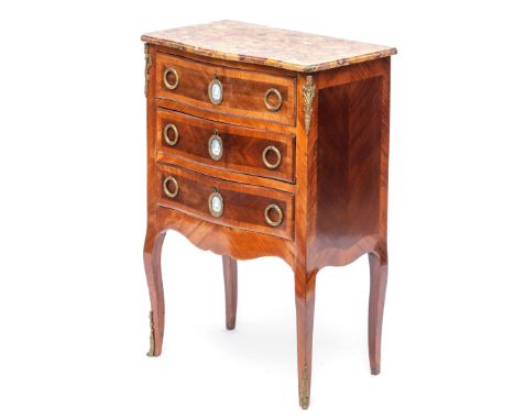 Mahonie- en rozenhouten kleine commode in Louis XV-stijl, 19e eeuw, met brèche d' Alep marmeren blad. In het gebogen front dr