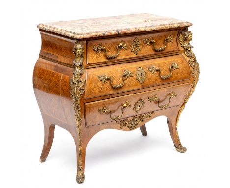 Notenhouten commode in Louis XV-stijl, 19e eeuw, met brèche d'Alep marmeren blad. De drie laden met verguld bronzen ornamente