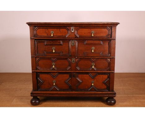 Engeland, eikenhouten commode in Jacobean-stijl, circa 1700, de vier laden met geometrisch lijstwerk. Op boloten br. 97, h. 9