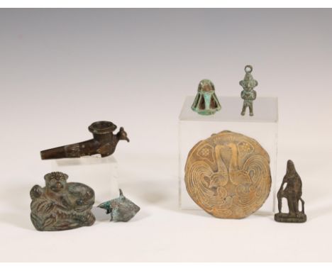 A collection of various bronze and metal objects; a.o. a bronze pipe head and a standing deity. L. 4,5 - 9 cm. Provenance: Pr
