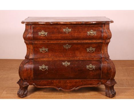 Noten- notenwortelhouten commode in Louis XV-stijl, 20e eeuw, met in het dubbelgebogen front drie laden. Op balklauwpoten br.