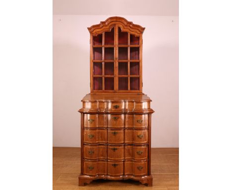 Mahoniehouten commode met lessenaar en vitrineopzet, 18e eeuw, In het orgelgebogen front vier laden. Het geheel versierd met 