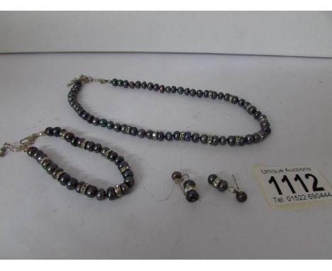 A grey with pink hues cultured pearl necklace, bracelet and earrings matching set