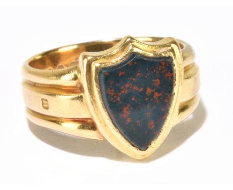 An 18ct yellow gold signet ring with shield shaped bloodstone plaque, ring size R, approx. 11g.&nbsp;Additional InformationMi