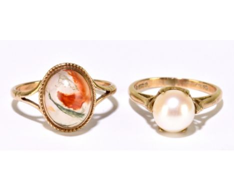 A 9ct yellow gold and agate set dress ring, size K 1/2, and a 9ct yellow gold and cultured pearl set ring, size F 1/2, combin