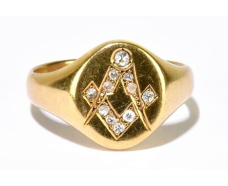 MASONIC INTEREST; a gentleman's 18ct yellow gold and diamond set signet ring with eleven diamonds to the platform, size T, ap