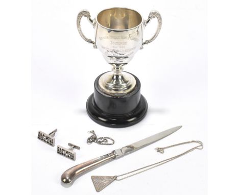 MAPPIN &amp; WEBB; a George V hallmarked silver twin handled trophy cup with engraved presentation 'British Bridge World Cong