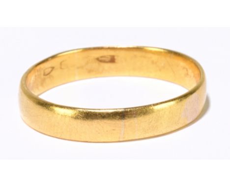 A yellow metal gentleman's&nbsp; wedding band, size W, approx 4.5g.Additional InformationHallmark is obscured, light surface 